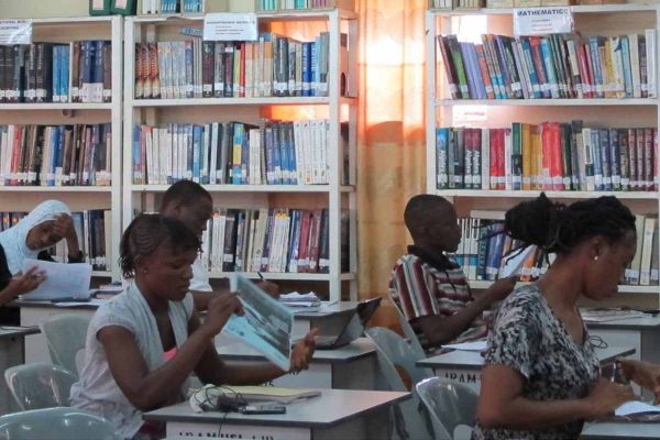 DONATION DE CAHIERS ET LIVRES